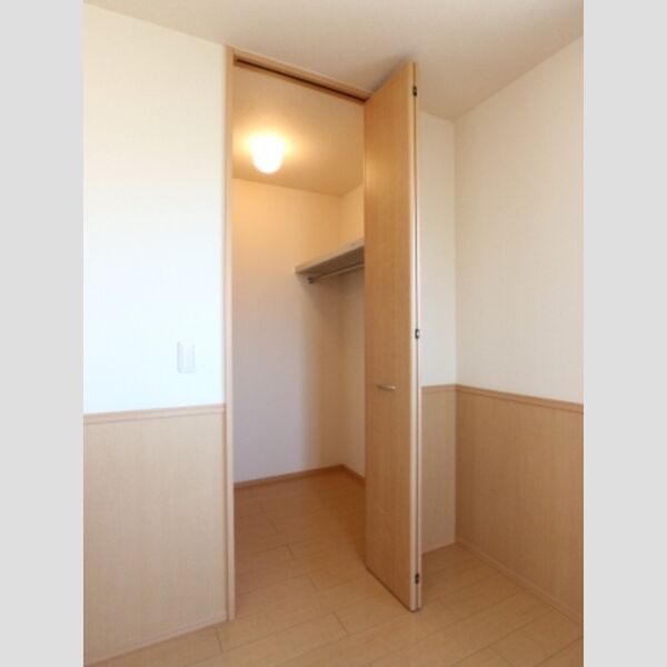 グランドソレイユ　A棟301号室 北東側洋室　ウォークインクローゼット