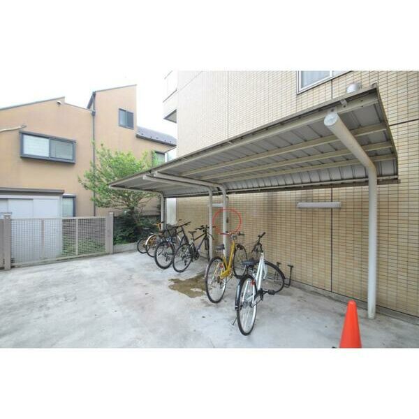 アーバンフラッツ弦巻303号室 駐車場