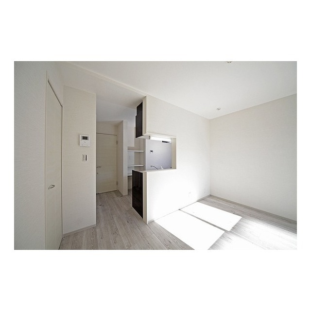 レザン　ベルク102号室 玄関付近→室内