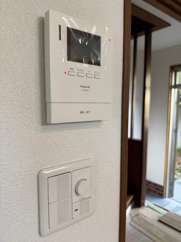 緑風の戸建 モニターインターフォンと、調光機能付きのライト。