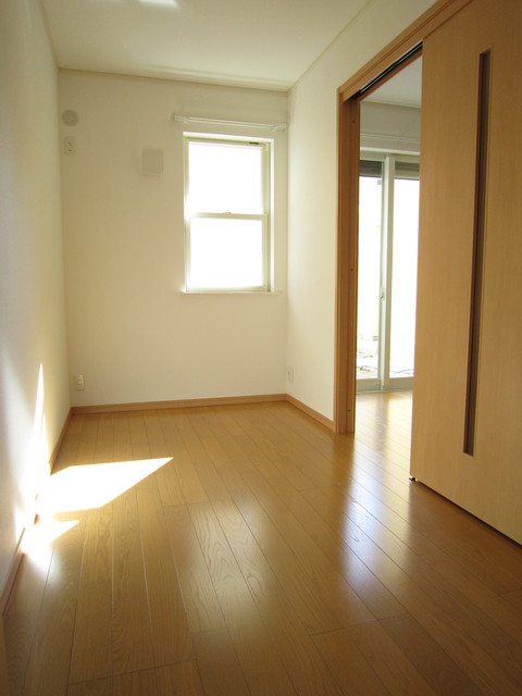 カームプレイＢ棟0101号室 フローリングの洋室