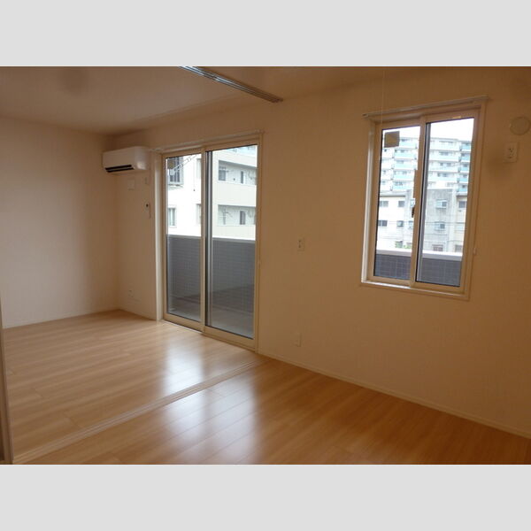 リヴェールⅡ302号室 洋室からリビング