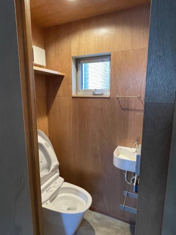 隙間の家 トイレは壁の後ろに隠れている。