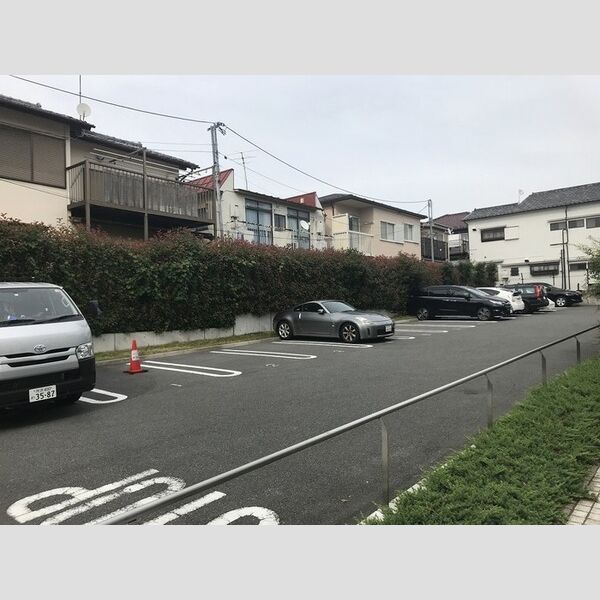 アビティ砧211号室 駐車場