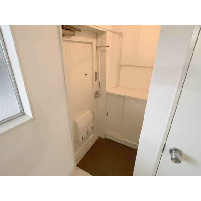 イワモトビル　ホワイトコーポラス302号室 玄関