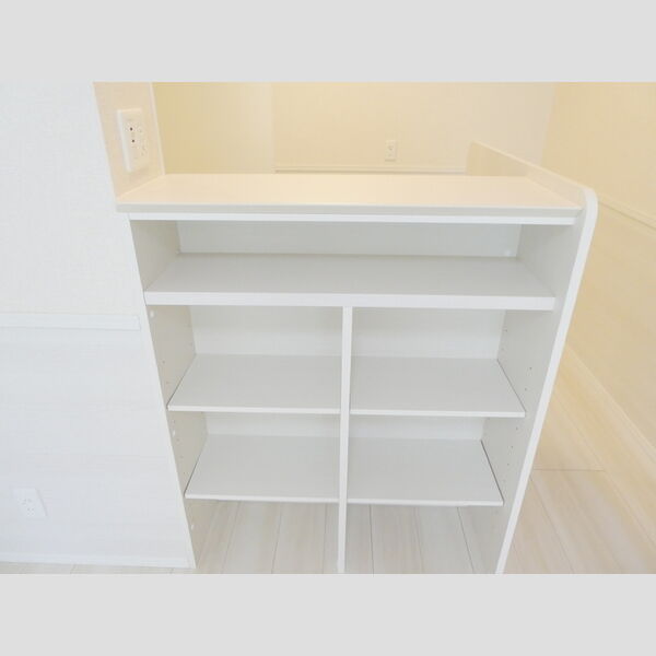 Lumiere202号室 キッチンカウンター前収納