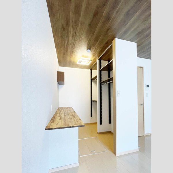 GRANDE116号室 116号室ワークデスクとオープンクロゼット