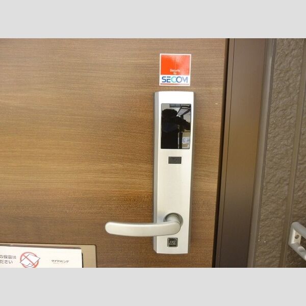 クレアーレ弐番館 玄関錠はICカードキー