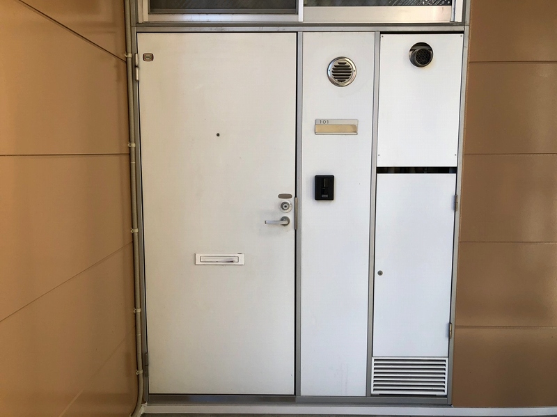 レオパレスソフィア 玄関