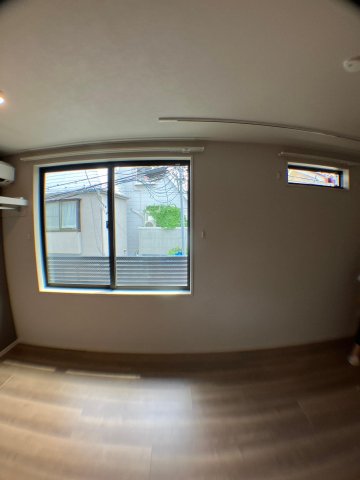 Bellevue石名坂201号室 南向きの窓からは採光も十分レールライトも自由に設置可能