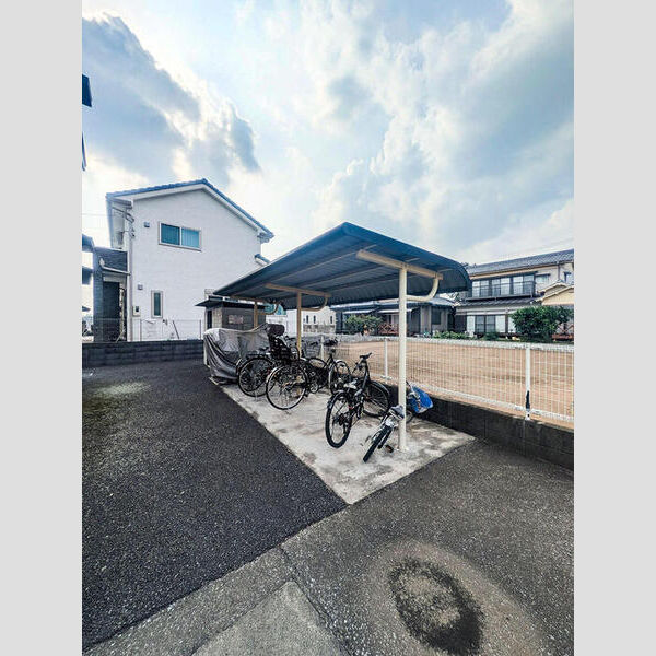 カロンアイリス201号室 駐輪場