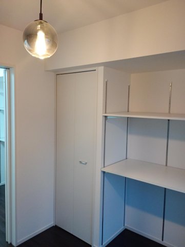 ハーモニーレジデンス中野富士見町 テレワーク用机にも使える高さ可変の収納棚