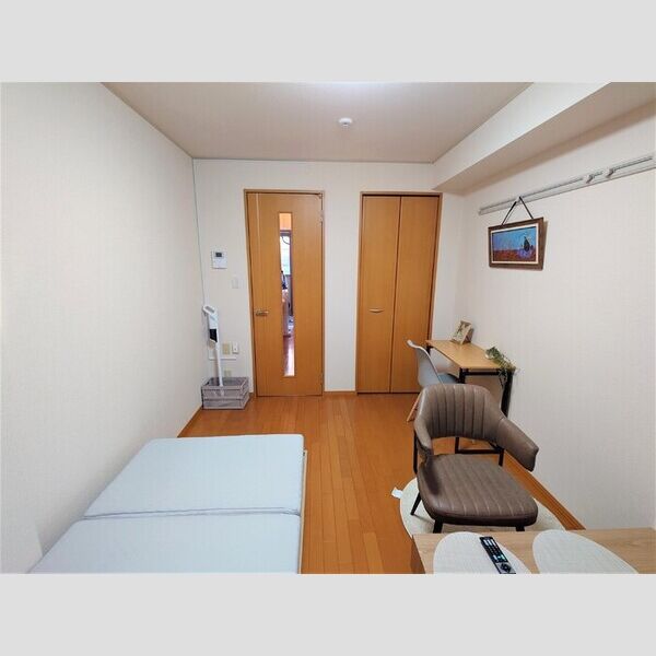 アバンウェル ディッツォ302号室 洋室6帖　家具付き　(別角度)