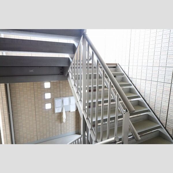 リヴァージュ　参番館204号室 共用階段