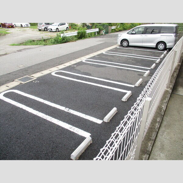 デルニエ 駐車場