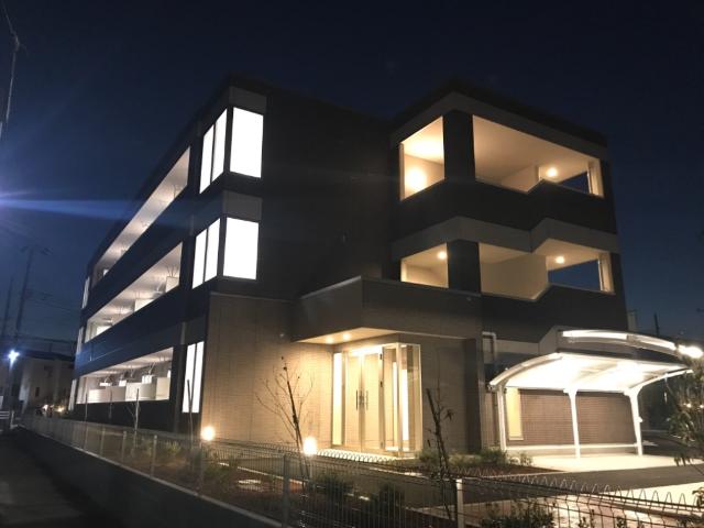 インペリアル・M 外観写真（夜）