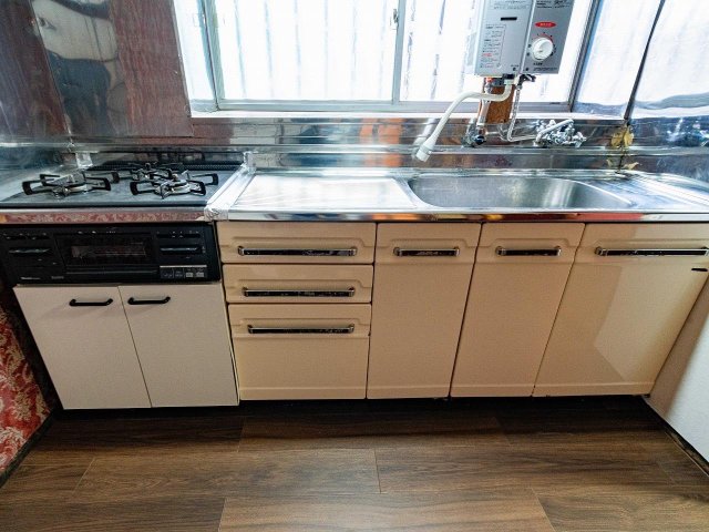 船橋市飯山満町２丁目戸建て ３口コンロのキッチン