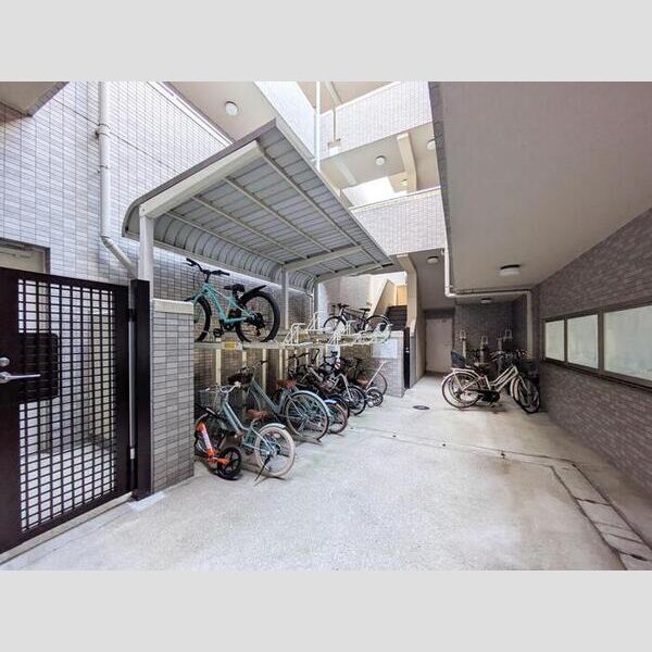 カラット中川208号室 駐輪場