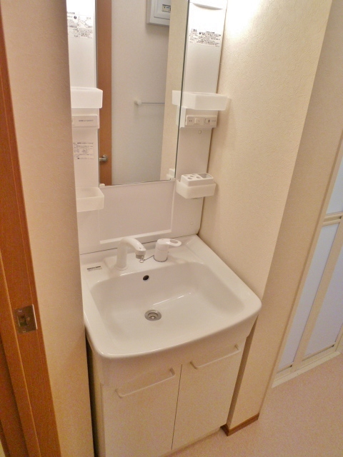 プレミア0104号室 人気の独立洗面台。シャワーハンドルタイプ