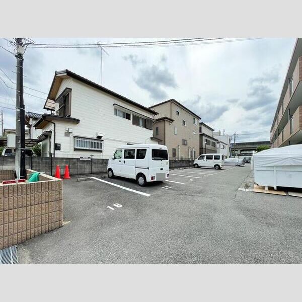 Freesia 駐車場