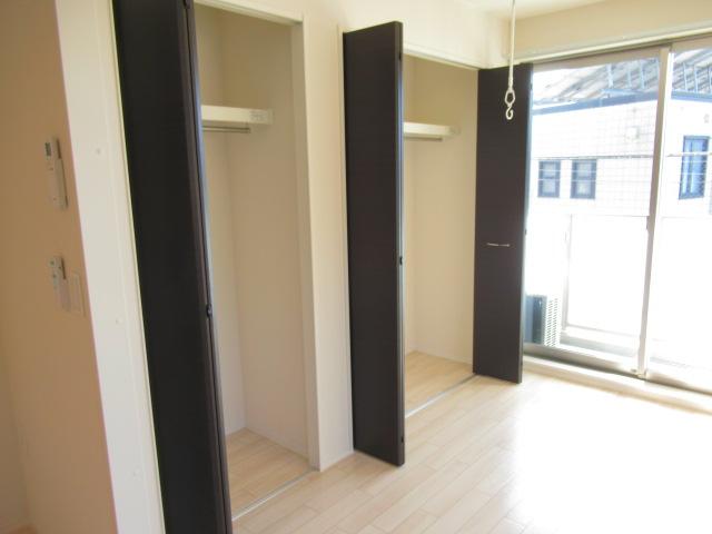 イーストガーデン202号室 洋室収納