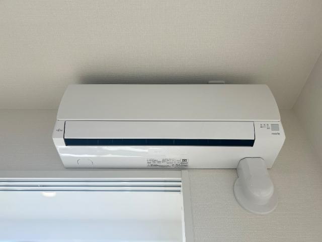 Ｓｍｉｌｅ　ｖｉｌｌａ（スマイル　ヴィラ）202号室 エアコン