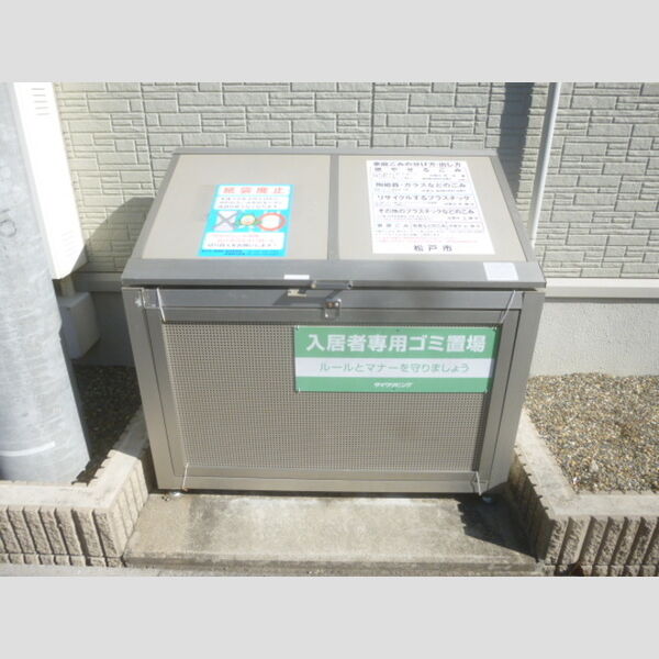 コリーヌ　A棟 入居者様専用ゴミストッカー
