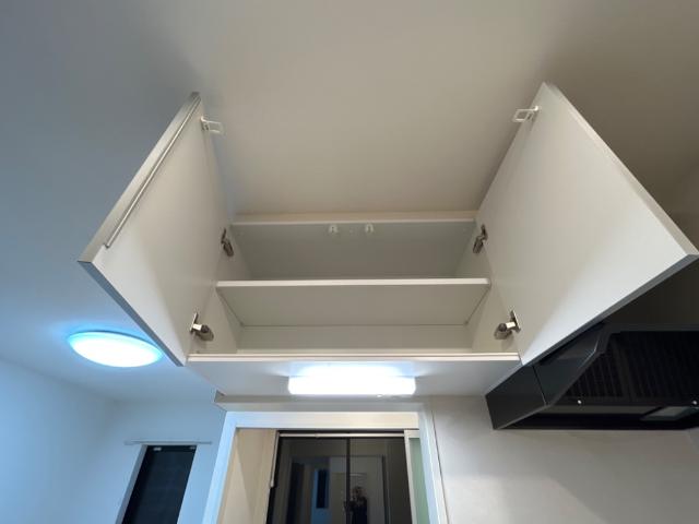 ビレッジ高坪Ⅳ205号室 キッチン上収納