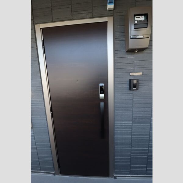 セレスティア白鳥204号室 玄関