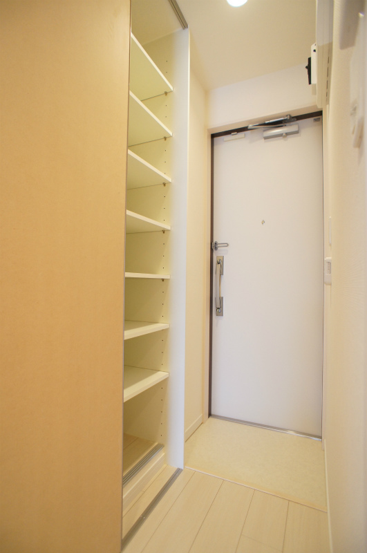 リブリ・ワタリダ 玄関