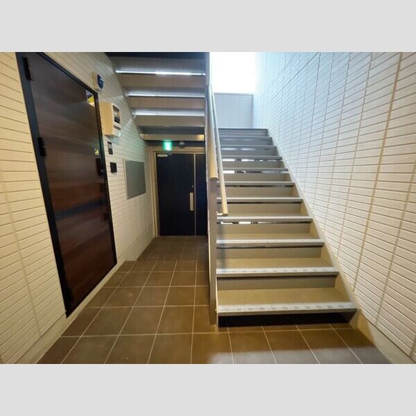 ルリアン綾瀬Ⅱ201号室 エントランス