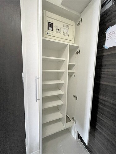 ライオンズクオーレ池袋ソシア4階 下足入（玄関）
