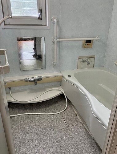 上郷西ケ谷団地壱〇号棟1階 バス