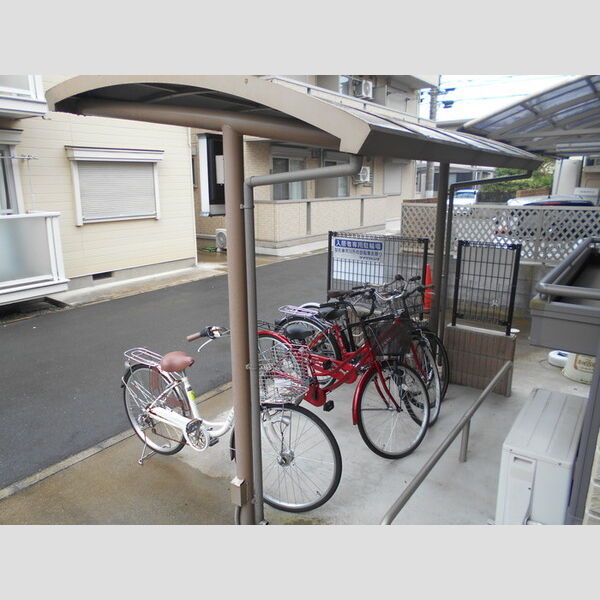 ヴェリタ サクラーレ203号室 駐輪場