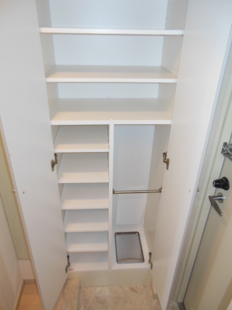 グランド・ガーラ横濱山下町4階 靴箱/靴・傘入れられます