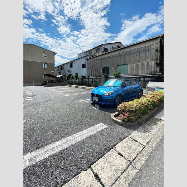 フローリッシュ 駐車場