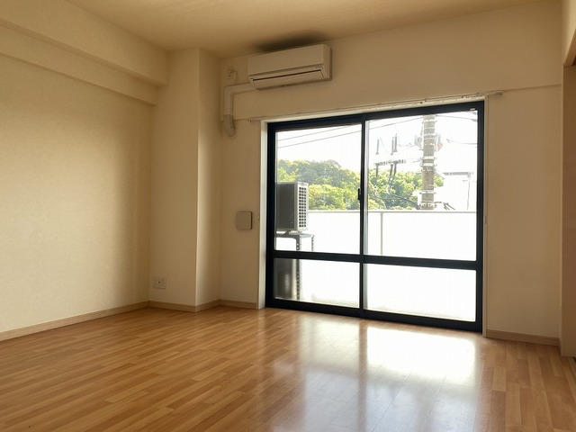 Ａｒｔ　Ｇａｒｄｅｎ　ＹＯＫＯＨＡＭＡ0403号室 リビング