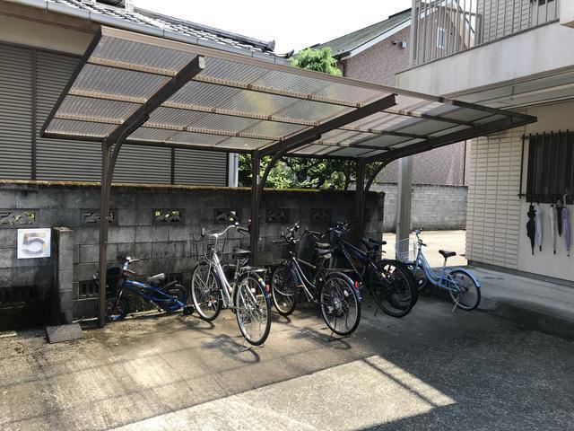 オークスＣ2階 屋根付き駐輪場