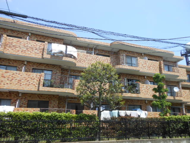 砧サンハイム3階 世田谷の閑静な住宅街にあるマンションです♪