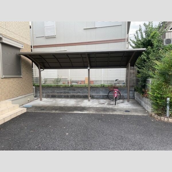 三葉屋 駐輪場