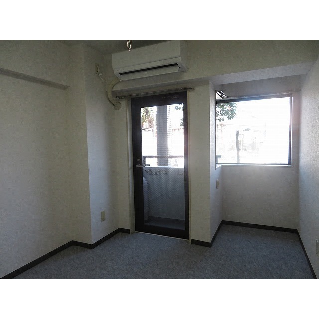 ＭＡＣ平山城址公園コート0102号室 リビング