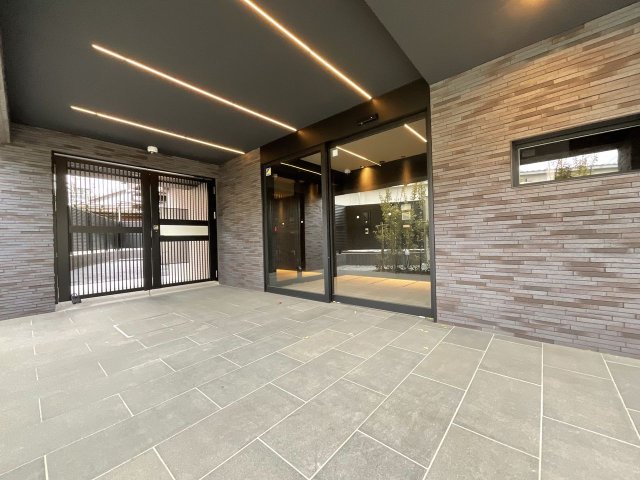 コンシェリア横濱南 ＬＥ ＶＥＮＴ ＶＥＲＴ101号室 エントランス