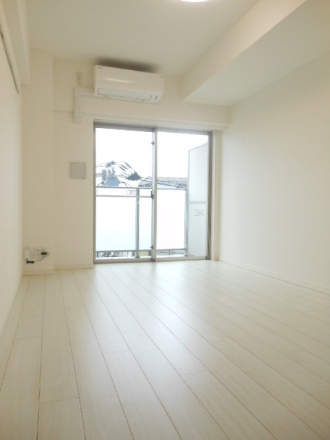 ガーラ・ヒルズ不動前1階 広めの8.0帖♪ホワイトフローリングの明るいお部屋です！
