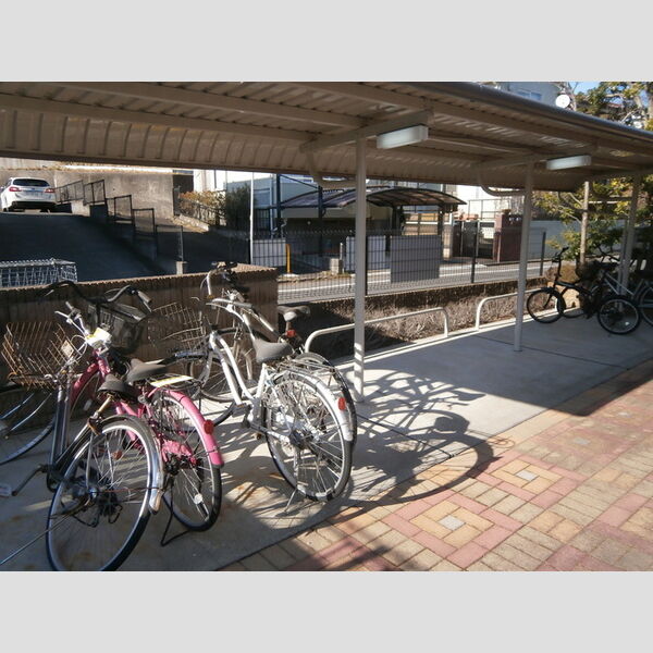 B-クレセント 屋根付き駐輪場