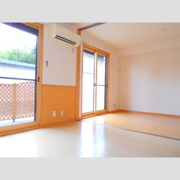 ベリーコート リビングから洋間