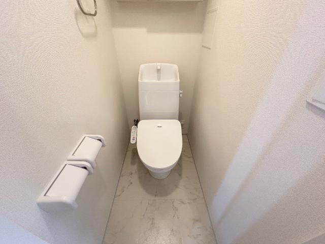 Ｓｍｉｌｅ　ｖｉｌｌａ（スマイル　ヴィラ）203号室 シャワー付トイレ