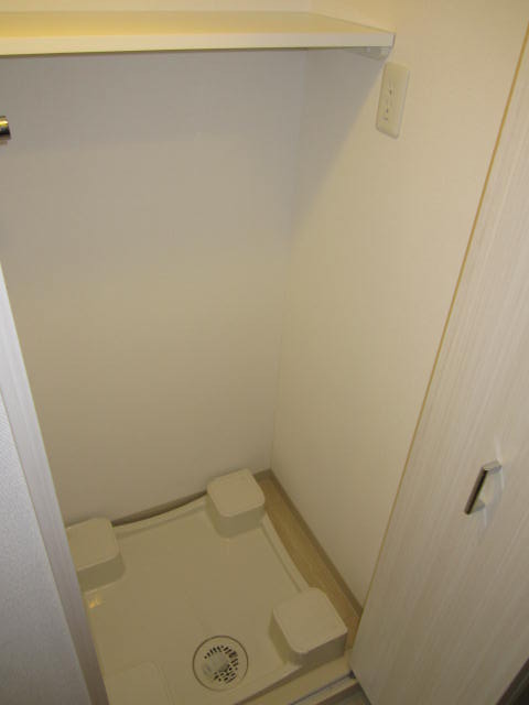 グランド・ガーラ横濱元町10階 室内洗濯機置き場(上には棚あります)