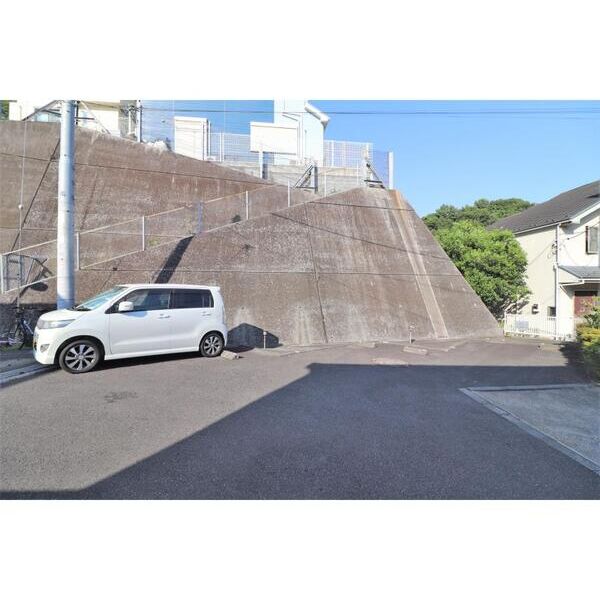 ベルセゾン201号室 駐車場