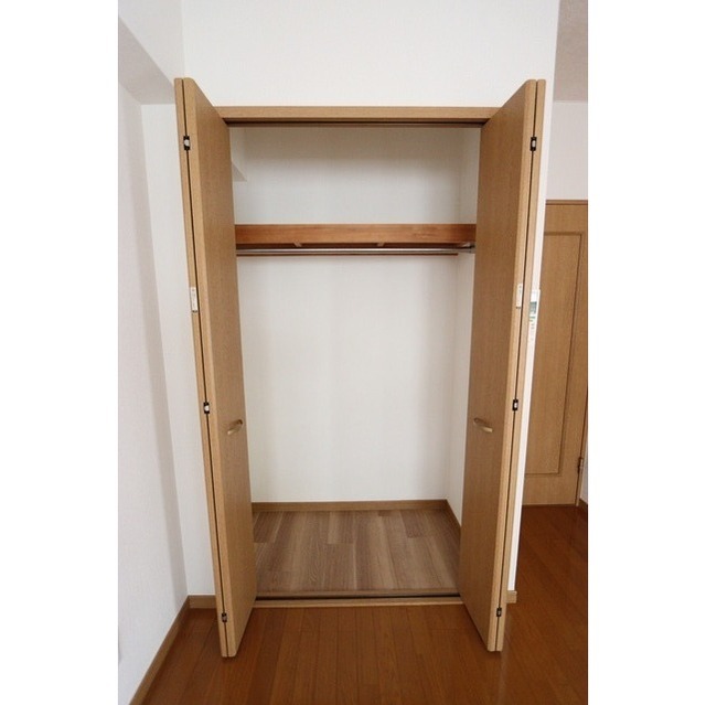 ローズパレス202号室 中洋室・クローゼット