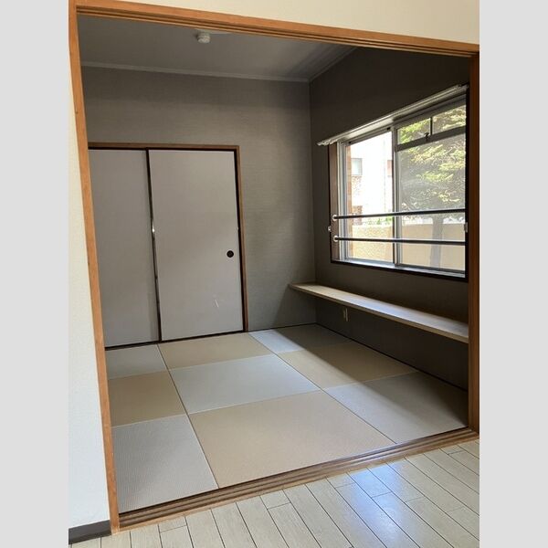 リヴィエール　Ⅰ101号室 和室を琉球仕様にリノベーション済み。リノベーション時に作業机も新設しました。子供のお絵かきや勉強にちょうどいいサイズです